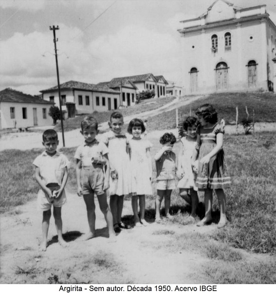 Crianças em frente à Matriz do Senhor Bom Jesus do Rio Pardo